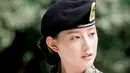 Pada kesempatan ini, Kim Ji Won berhasil tampil gagah dab berkarater dengan busana tentara yang dikenakannya. [Foto: Instagram/ geewonii]