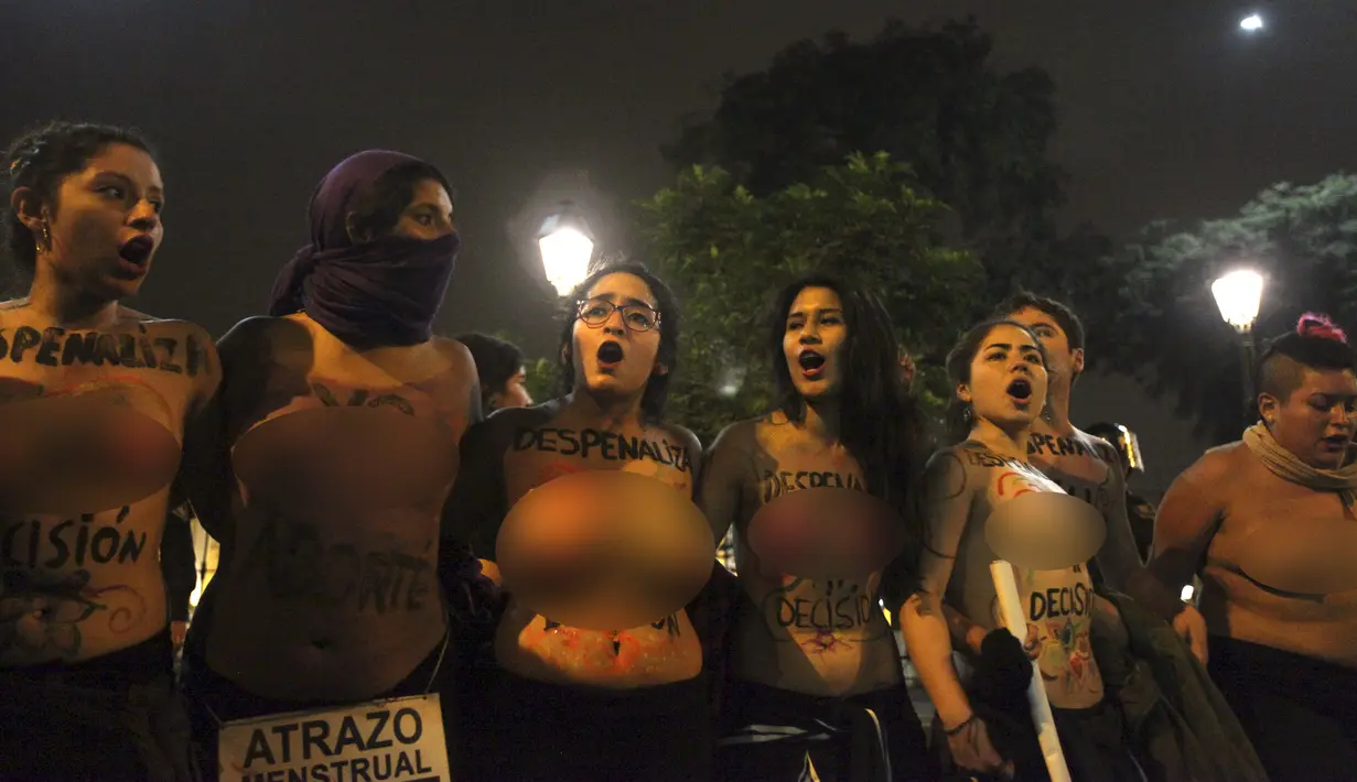Sejumlah aktivis pro-aborsi berbaris berteriak saat melakukan aksi protes di pusat kota Lima, Peru, (12/8/2015). Mereka menuntut pemerintah Peru untuk mengubah Undang-Undang aborsi dalam kasus pemerkosaan. (REUTERS/Guadalupe Pardo)