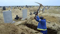 Seorang penggali makam menyiapkan kuburan baru di Pemakaman Motherwell di Port Elizabeth, Afrika Selatan pada 4 Desember 2020. Menteri Kesehatan Afrika Selatan, Zweli Mkhize pada Rabu (9/12/2020) mengumumkan negara itu sekarang sedang mengalami gelombang kedua Covid-19. (AP Photo/Theo Jeftha)