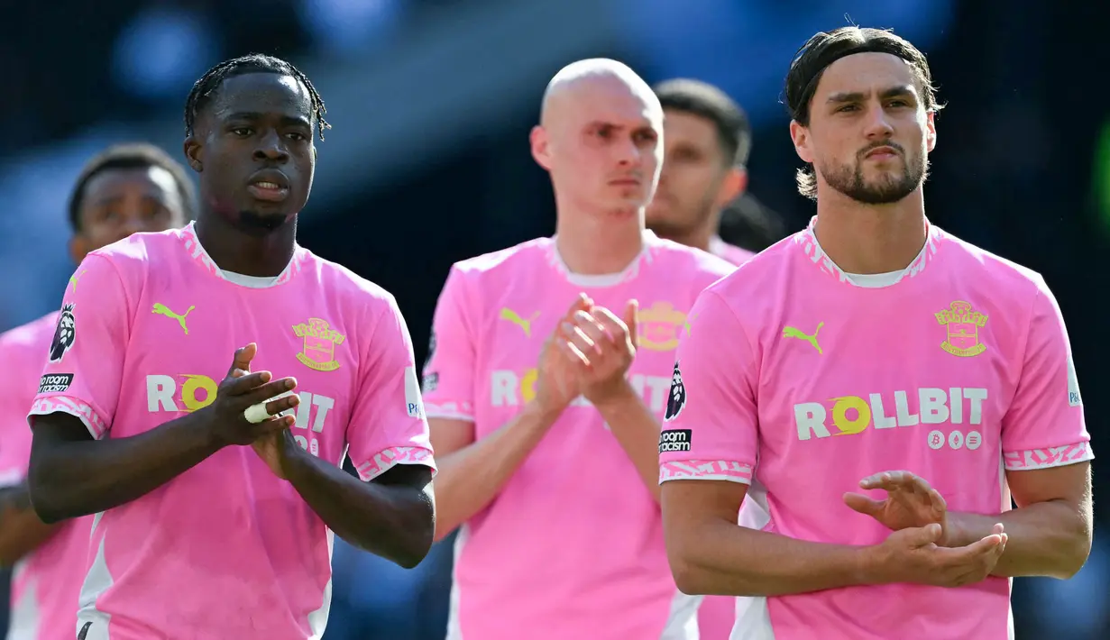 Southampton resmi terdegradasi dari Liga Inggris pada musim depan setelah takluk 1-3 dari Tottenham Hotspur dalam laga pekan ke-31 di Stadion Tottenham, Minggu (6/4/2025). (AFP/Glyn Kirk)