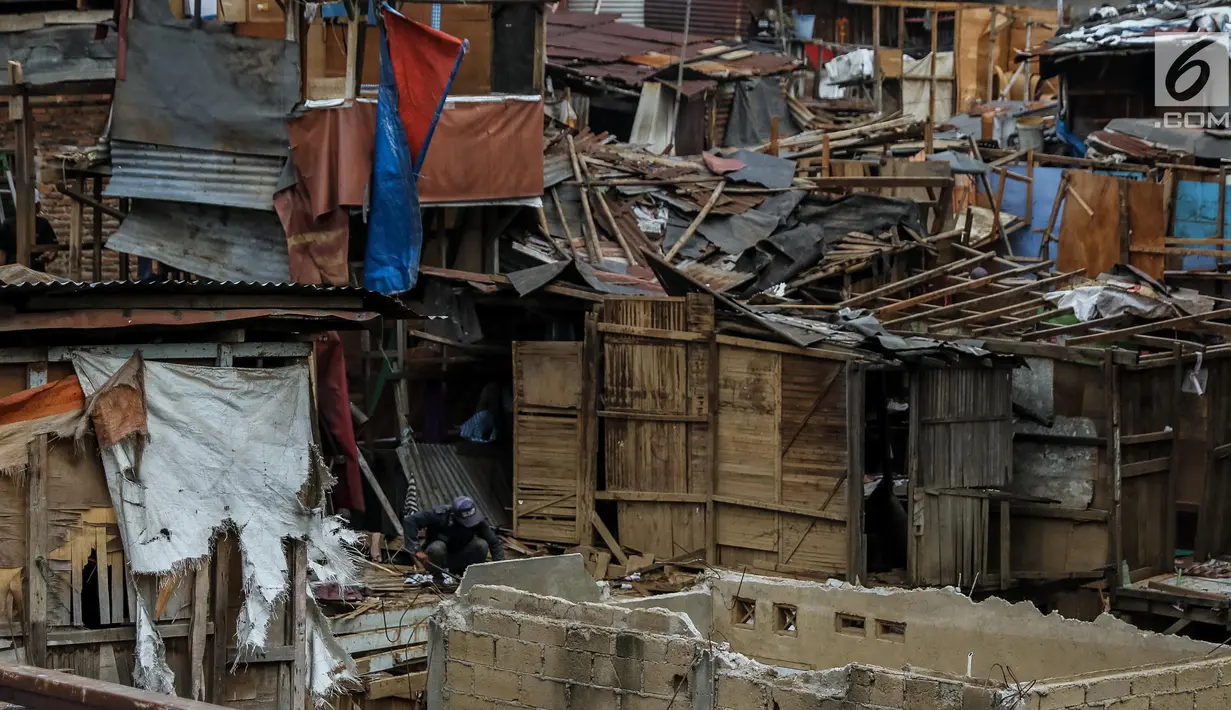 Warga membongkar bangunan miliknya di bantaran sungai Ciliwung, Bukit Duri, Jakarta, Rabu (5/7). Rencananya warga tersebut akan direlokasi ke Rusun Rawa Bebek, Rusun Komarudin, Rusun Pulo Gebang, dan Rusun Bekasi KM 2. (Liputan6.com/Faizal Fanani)