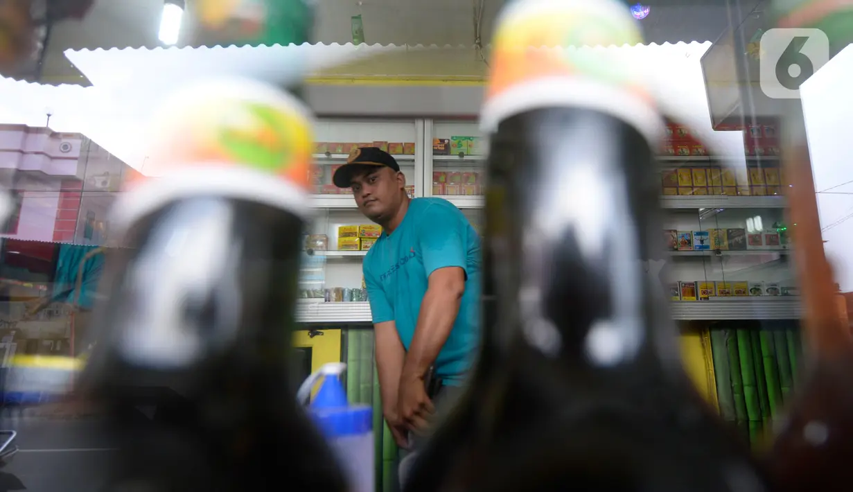 Hendri (37) membersihkan toko jamu aduk miliknya di kawasan Pamulang, Tangerang Selatan, Banten, Senin (28/9/2020). Menurutnya penjualan jamu aduk pada masa musim pandemi Covid 19 satu bulan ini penjualan meningkat hingga 200 persen dibandingkan bulan sebelumnya. (merdeka.com/Dwi Narwoko)