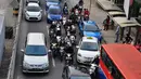 Sejumlah pengendara motor berusaha memanfaatkan celah agar lolos dari kemacetan yang terjadi di kawasan Bundaran HI, Jakarta, (25/7/2014). (Liputan6.com/Faizal Fanani) 
