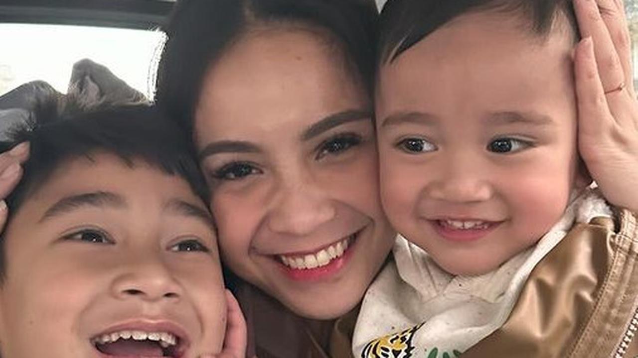 10 Potret Kebersamaan Nagita Slavina dengan Rafathar dan Rayyanza di Paris, Wajahnya Mirip Banget Hingga Disebut Kembar Tiga