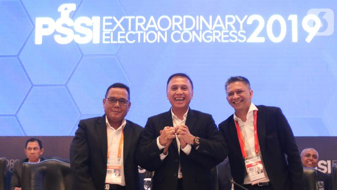 Ketua Umum PSSI terpilih Mochamad Iriawan (tengah) didampingi dua Wakil Ketua Umum terpilih Cucu Somantri dan Iwan Budianto berfoto bersama dalam penutupan Kongres Luar Biasa (KLB) PSSI di Jakarta, Sabtu (2/11/2019). (Liputan6.com/Her