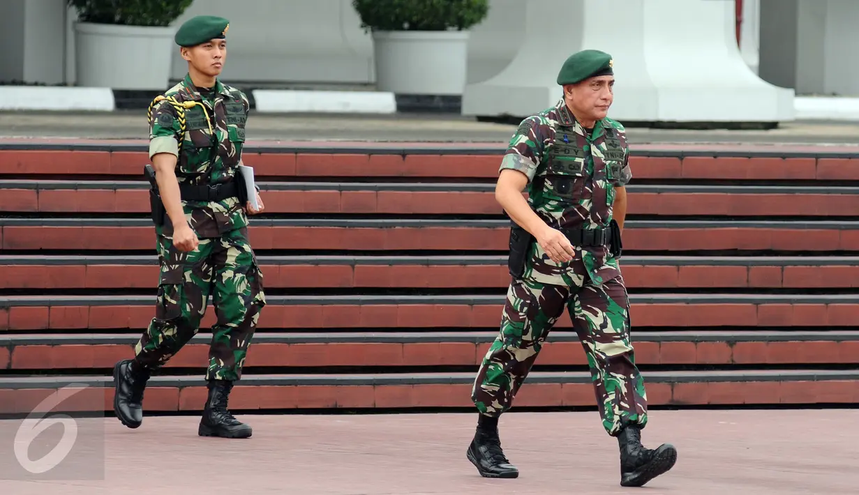 Pangkostrad, Letjen TNI Edy Rahmayadi bersiap memimpin apel Komando Gabungan Operasi Pengamanan VVIP dan KTT IORA 2017 di Mabes TNI Jakarta, Selasa (28/2). 12.000 personel gabungan disiagakan dalam operasi tersebut. (Liputan6.com/Helmi Fithriansyah)