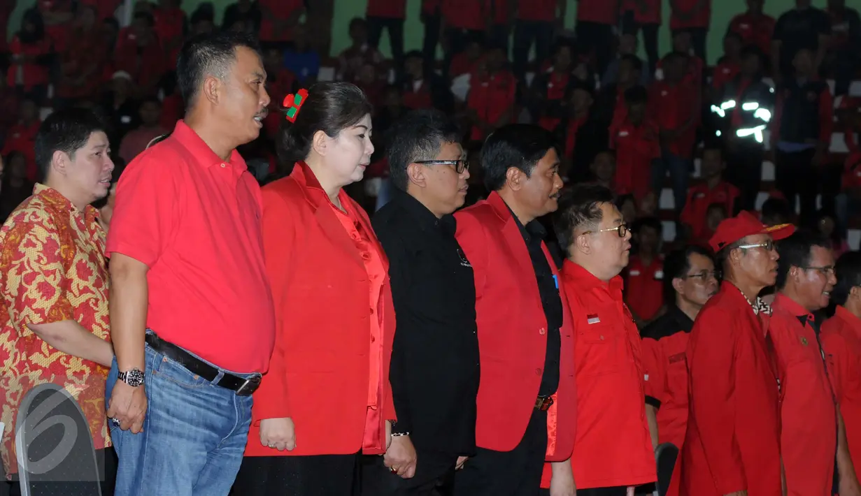 Djarot Syaiful Hidayat dan Hasto Kristiyanto tampak hadir saat acara pengukuhan pengurus ranting PDIP se Jakarta Barat, Minggu (20/3/2016). Acara tersebut juga menjadi rapat konsolidasi guna menyerap aspirasi kader PDIP (Liputan6.com/Helmi Afandi)