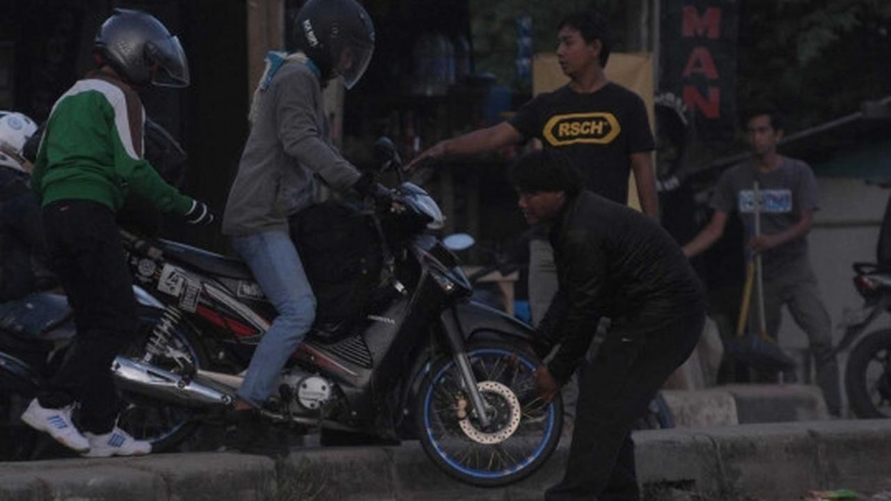 Pemudik sepeda motor padati jalan lintas Karawang arah Pantura