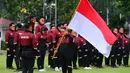 <p>Menpora Zainudin Amali (kanan) menyerahkan Bendera Merah Putih kepada Chef de Mission (CdM) kontingen Indonesia Ferry Kono Untuk SEA Games 2021 saat pelepasan kontingen Indonesia di halaman Istana Merdeka, Jakarta, Senin (9/5/2022). Sebanyak 499 atlet dari 32 cabang olahraga diberangkatkan untuk bertanding pada SEA Games 2021 di Vietnam. (Dok. Kris - Biro Pers Sekretariat Presiden)</p>