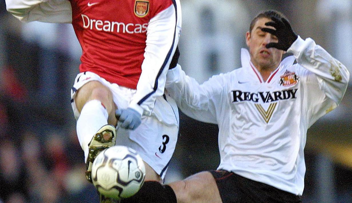 Kevin Phillips (kanan) terkenal sebagai penyerang yang haus gol saat awal dekade 2000-an. Phillips mencuri atensi publik karena sukses menjadi mesin gol mumpuni bagi Sunderland. Ia juga pernah tercatat sebagai pencetak hattrick saat laga bertajuk Boxing Day di Liga Inggris. Kala itu, Kevin Phillips berhasil mencetak tiga gol ke gawang Bradford City pada 26 Desember 2000. (AFP/Odd Andersen)