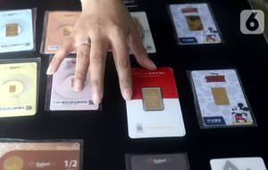 Petugas menata emas batangan di Galeri 24 Pegadaian Kota Tangerang, Banten, Kamis (11/6/2020). Harga emas PT Aneka Tambang Tbk (Antam) naik Rp 12.000 menjadi Rp 893 ribu per gram pada perdagangan Kamis, 11 Juni 2020. (Liputan6.com/Angga Yuniar)