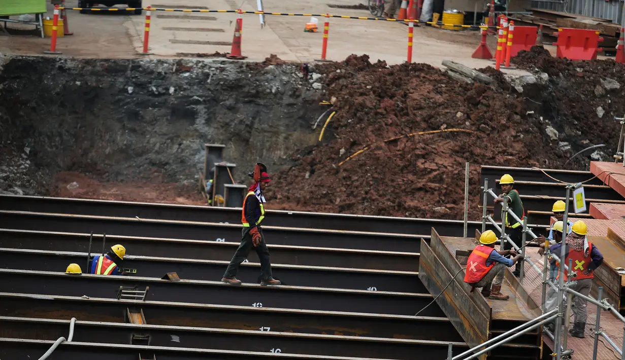 Pekerja menyelesaikan pengerjaan stasiun bawah tanah MRT di kawasan Bundaran HI, Jakarta, Rabu (15/4/2015). PT MRT Jakarta menyiapkan bentuk rancangan stasiun bawah tanah di Bundaran HI akan memiliki 3 lantai di bawah tanah. (Liputan6.com/Faizal Fanani)