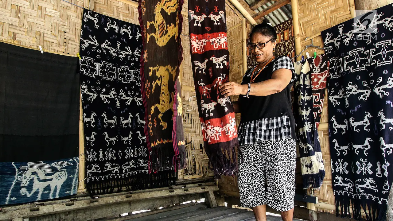 Melihat Pembuatan Kain Tenun Sumba Timur