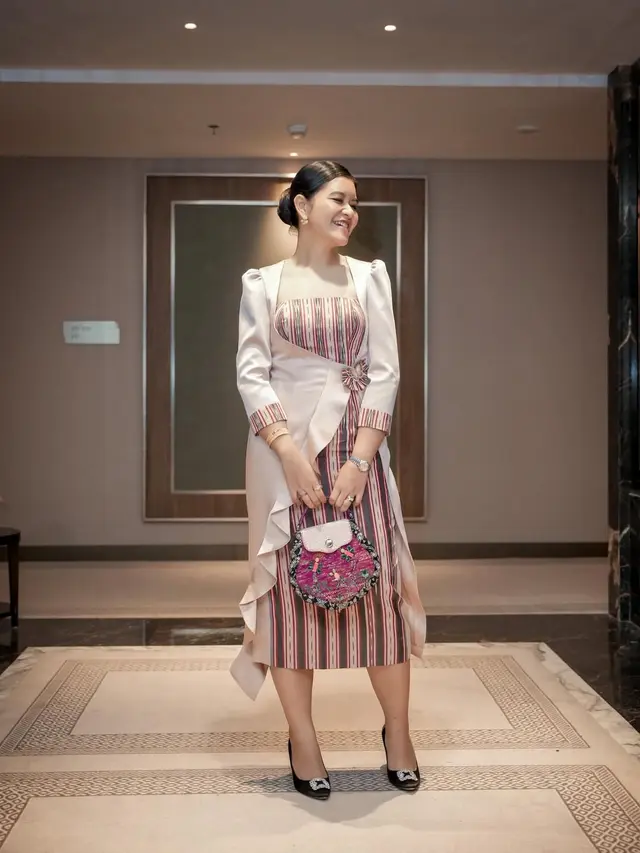 Potret Kahiyang Ayu Tampil Berwastra Serba Pink dengan Heels Rp20jutaan, Jadi Inspirasi Outfit Kondangan yang Feminin