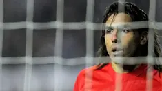 Manchester United's Argentinian forward Carlos Tevez waits for a corner during the League cup semi final first leg football matchagainst Derby County at Pride Park, Derby, on January 7, 2009. AFP PHOTO/ANDREW YATES.