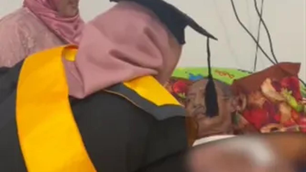 Melihat kedatangannya, sang ayah langsung bangun dari tidurnya. Pitri pun tak lupa mencium tangan sang ayah.