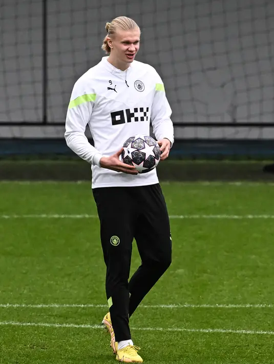 Pemain Manchester City Erling Haaland menjalani sesi latihan tim di tempat latihan Manchester City di Manchester, Inggris, 21 Februari 2023. Manchester City akan menghadapi RB Leipzig pada pertandingan sepak bola babak 16 besar Liga Champions. (Paul ELLIS/AFP)