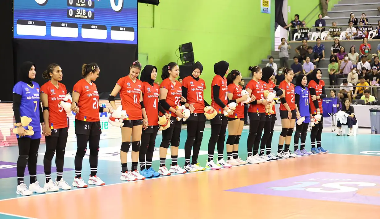 Para pemain Timnas voli putri Indonesia berbaris sebelum menghadapi Vietnam pada laga pertama putaran kedua SEA V League 2023 di Chiang Mai, Thailand, Jumat (11/8/2023). Indonesia kalah 0-3 (19-25, 22-25, 10-25) dari Vietnam. (Dok. avcvolley)