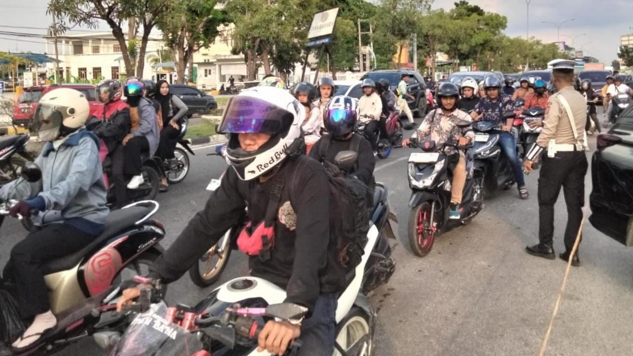 Macet Parah di Pekanbaru, Perwira Kombes Turun Langsung Urai Kendaraan