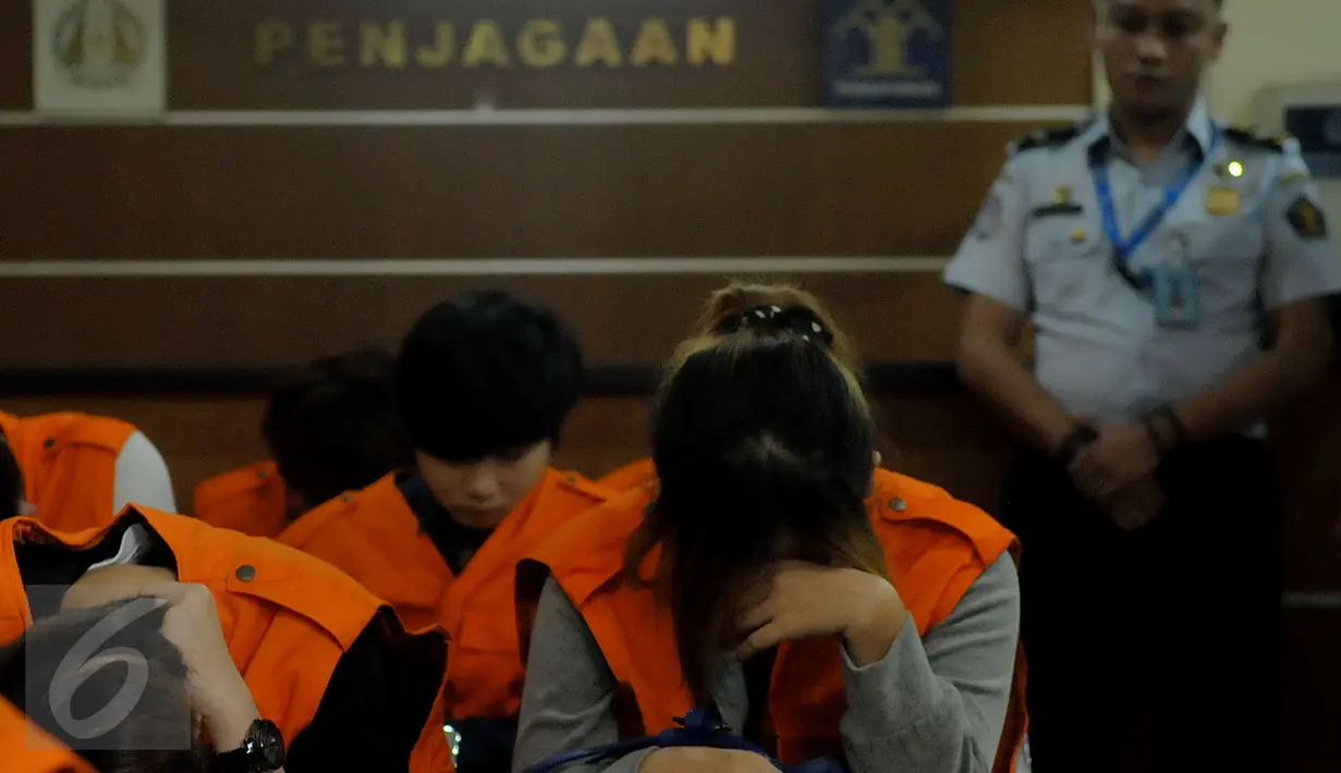 Sejumlah orang WNA Taiwan saat akan di pulangkan ke negara asalnya, dari Kalideres, Jakarta, Rabu (16/12). Direktorat Jenderal Imigrasi mendeportasi 49 WN Taiwan dan satu WN Tiongkok terkait tindak pidana kejahatan siber. (Liputan6.com/Faisal R Syam)