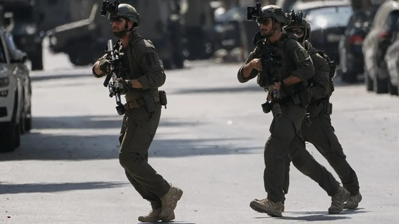 Tentara Israel berjaga di jalan di luar Rumah Sakit Spesialis Nablus, Kota Nablus, Tepi Barat, Jumat (24/7/2026), setelah otoritas kesehatan setempat melaporkan bahwa militer Israel menewaskan sedikitnya empat warga Palestina di Desa Tell.