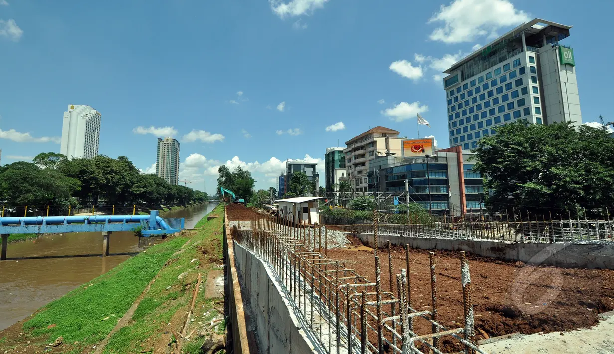 Proyek pembangunan jalan inspeksi di Bantaran Kanal Banjir Barat kawasan Thamrin, Jakarta, Selasa (17/3/2015). Pembangunan jalan yang diproyeksikan untuk jalur alternatif bagi warga ini diperkirakan rampung pertengahan 2015. (Liputan6.com/Faizal Fanani)
