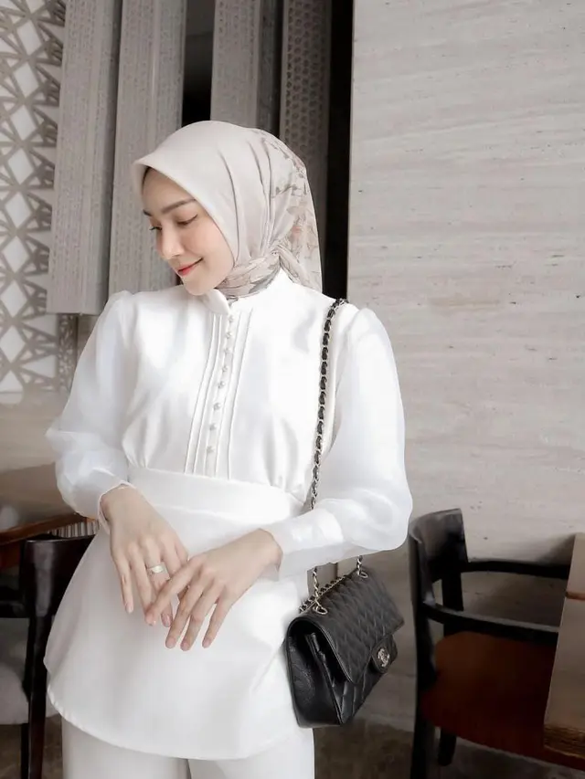 Melody Prima gunakan baju putih