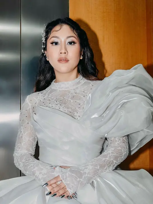 Melengkapi penampilannya, wajah Sherina Munaf dipulas dengan makeup look bernuansa full shimmer. [@sherinamunaf]