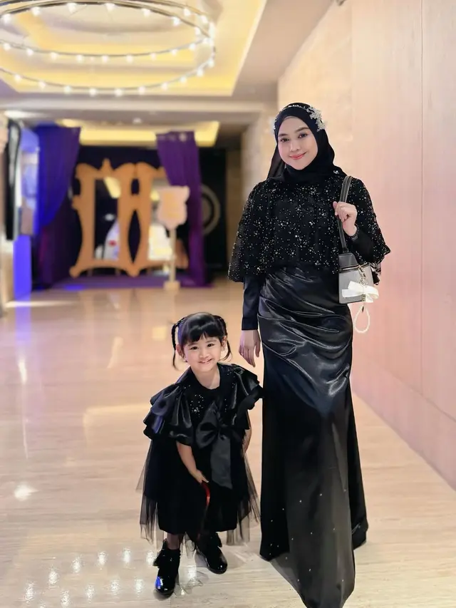 6 Gaya Elegan dan Stylish Ria Ricis dalam Balutan Outfit Serba Hitam  (instagram/riaricis1795)