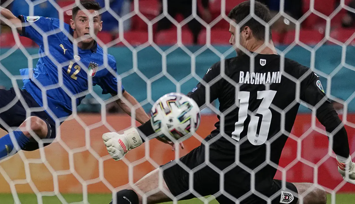 Tak lama berselang, tepatnya pada menit ke-105 Matteo Pessina berhasil perbesar keunggulan. Tendangan keras dari arah kanan penjaga gawang ini, tak mampu dihalau oleh Bachman. Papan skor berubah menjadi 2-0 dengan keunggulan Italia. (Foto: AFP/Pool/Frank Augstein)