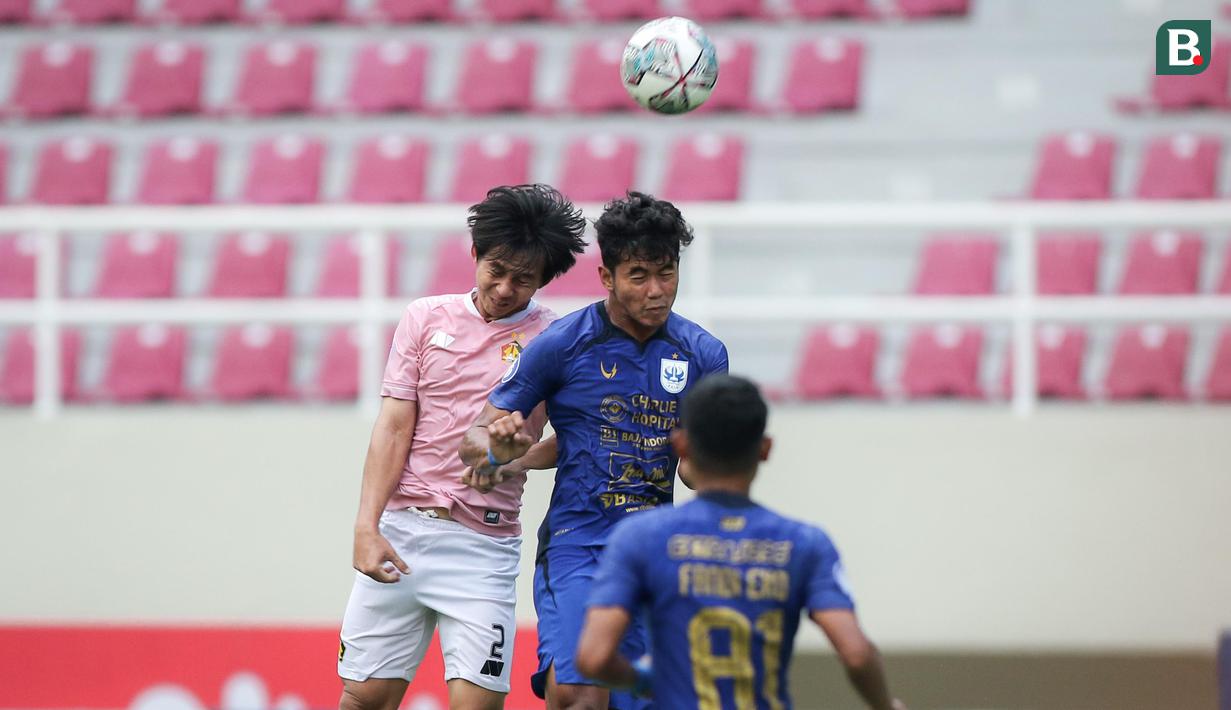 Pemain Persik Kediri, Risna Prahala Benta Ranggalelana (kiri) dan pemain PSIS, Moh Bahril Fajar Faresa berduel udara saat laga pekan ketujuh BRI Liga 1 2021/2022 antara PSIS Semarang melawan Persik Kediri di Stadion Manahan, Solo, Jumat (15/10/2021). (Bola.com/Bagaskara Lazuardi)