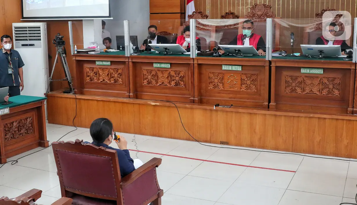 Terdakwa kasus pembunuhan Brigadir J, Putri Candrawathi saat mengikuti sidang di Pengadilan Jakarta Selatan, Rabu (11/1/2023). Dalam sidang tersebut Putri Candrawathi diperiksa sebagai terdakwa dalam perkara pembunuhan berencana Brigadir Nofriansyah Yosua Hutabarat alias Brigadir J. (Liputan6.com/Angga Yuniar)