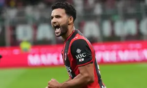 Pemain AC Milan, Goncalo Ramos, merayakan gol pertamanya dalam pertandingan Liga Italia melawan Venezia di Milan, Italia, Sabtu (29/8/2026). (AP Photo/Luca Bruno)