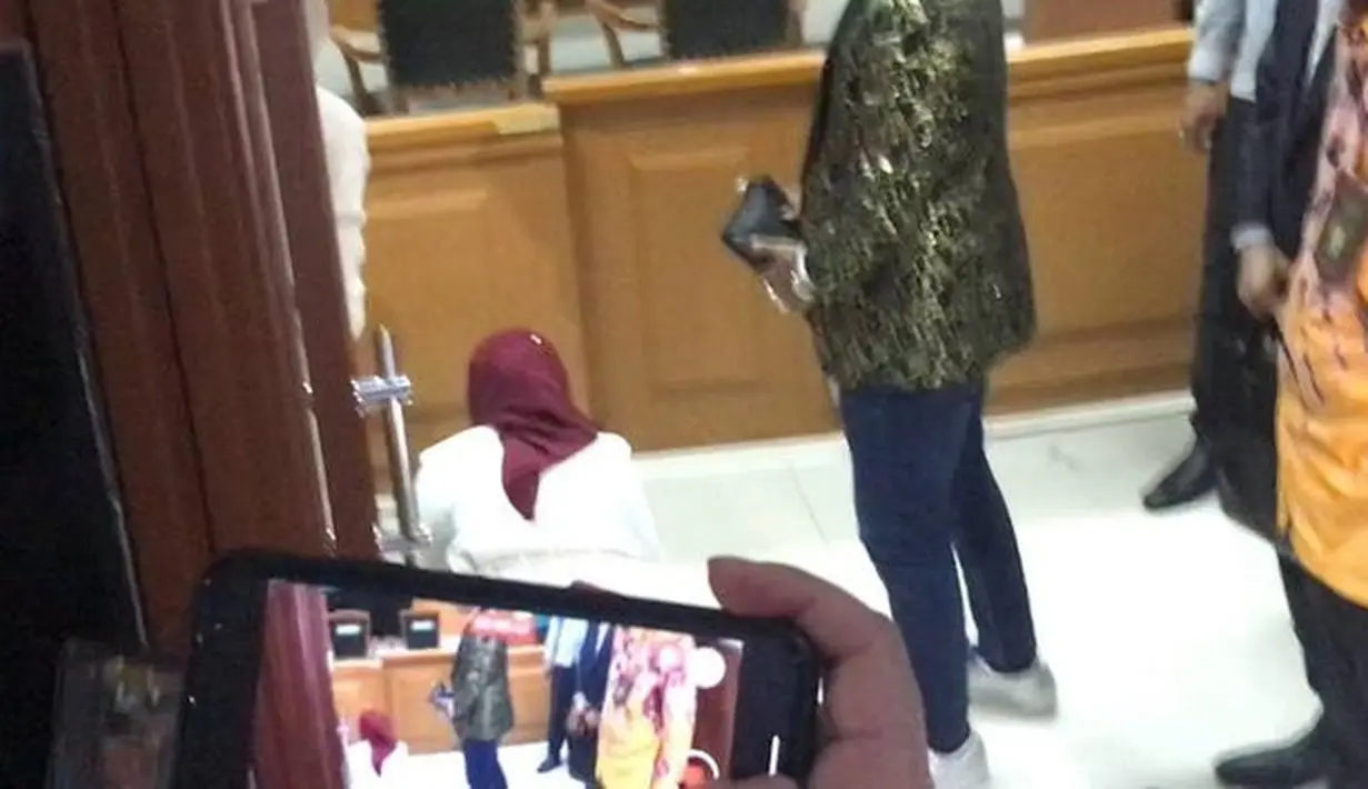 Sebelum keluar ruang sidang, Inara sempat melakukan sujud syukur. Air mata membasahi pipi karena beberapa poin di kabulkan. [Foto: KapanLagi.com/Adi Abbas Nugroho]