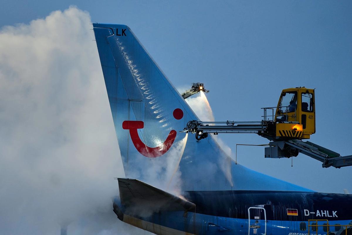FOTO: Pesawat Dideicing di Tengah Suhu Ekstrem Frankfurt Jerman