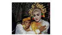Pose manja Bora saat duduk di pelaminan bersama gadis pujaan hatinya(Liputan6.com/Fauzan).