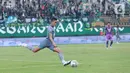 Pemain Persebaya Surabaya, Rizky Ridho, menendang bola saat melawan Persita Tangerang pada laga Liga 1 di Stadion Indomilk Arena, Tangerang, Rabu (18/1/2023). Persebaya menang dengan skor 5-0. (Bola.com/M Iqbal Ichsan)