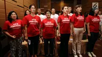 Sejumlah mantan pebulutangkis putri Indonesia menyanyikan lagu Indonesia Raya jelang pernyataan sikap di Jakarta, Kamis (1/6). Mereka menyatakan dukungan kepada pemerintah NKRI yang berdasarkan Pancasila dan UUD 1945. (Liputan6.com/Helmi Fithriansyah)