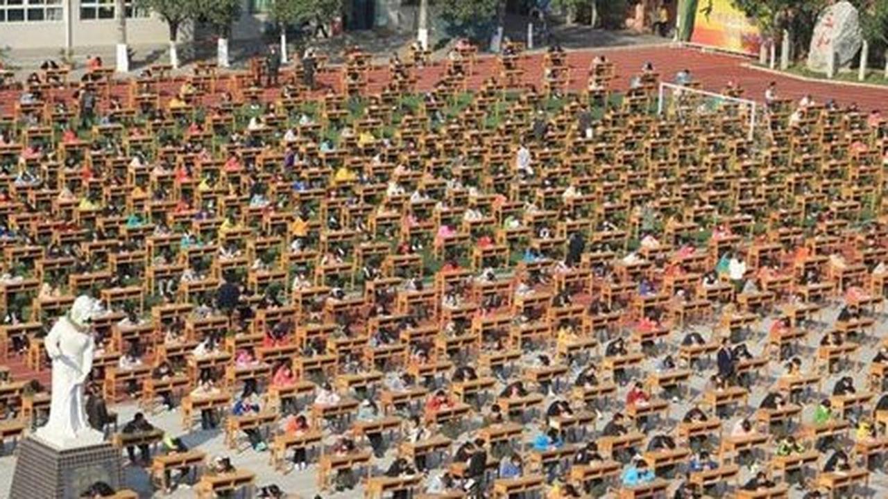 Pelajar China ujian diawasi teleskop dari atap gedung