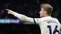 Pemain Tottenham, Timo Werner merayakan gol penyeimbang 1-1 ke gawang Crystal Palace pada laga lanjutan Liga Inggris 2023/2024 di Tottenham Hotspur Stadium, London, Inggris, Sabtu (02/03/2024) malam WIB. (AP Photo/Justin Tallis)