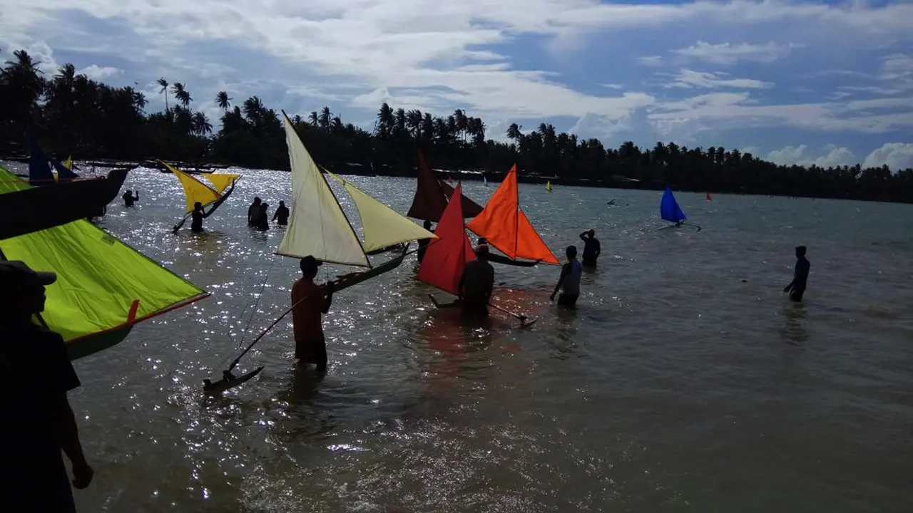 Lomba perahu miniatur
