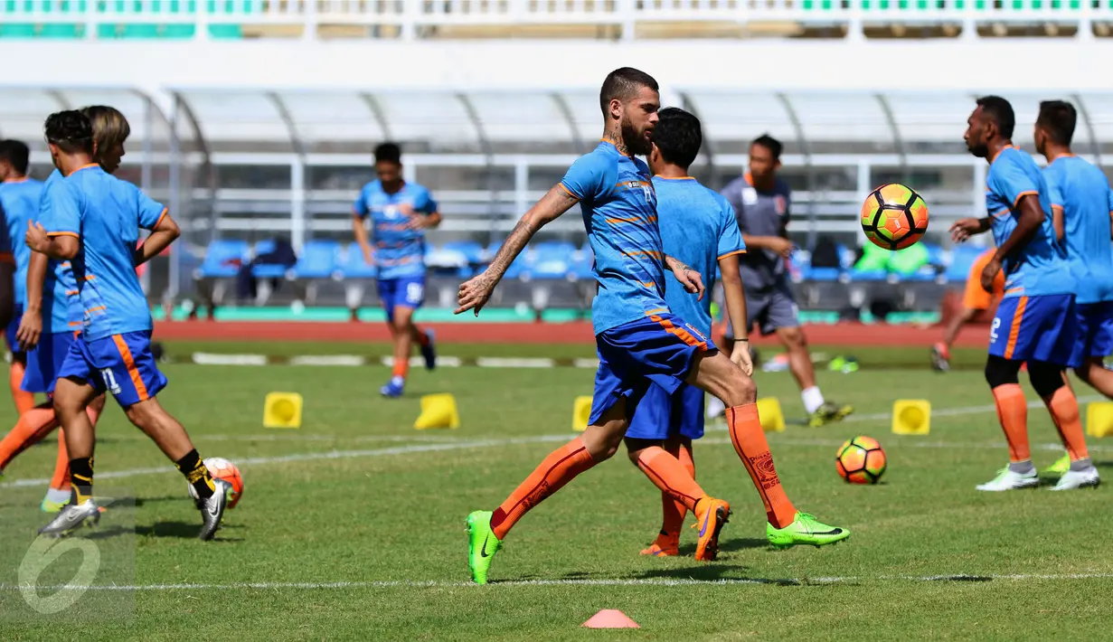 Pemain belakang PBFC, Diego Michiels berlatih dribbling bola saat latihan resmi final Piala Presiden 2017 di Stadion Pakansari, Kab Bogor, Sabtu (11/3). Di final, PBFC akan melawan Arema FC, Minggu (12/3). (Liputan6.com/Helmi Fithriansyah) 