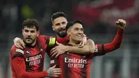 Pemain AC Milan, Tijjani Reijnders (kanan) melakukan selebrasi seusai membobol gawang Slavia Praha pada leg 1 16 besar Liga Europa di Stadion San Siro, Jumat (8/3/2024) dini hari WIB. (AP Photo/Antonio Calanni)