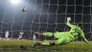 Pada menit ke-56 Armenia berhasil memperkecil skor menjadi 1-3. Gol dicetak oleh Henrikh Mkhitaryan yang menaklukkan Marc-Andre ter Stegen melalui eksekusi penalti. Penalti diberikan usai David Terteryan dijatuhkan Florian Neuhaus di dalam kotak penalti. (AP/Hakob Berberyan)