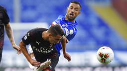 Pemain AC Milan, Ismael Bennacer, berebut bola dengan pemain Sampdoria, Fabio Quagliarella, pada laga Serie A di Stadion Luigi Ferraris, Rabu (29/7/2020). AC Milan menang 4-1 atas Sampdoria. (Spada/LaPresse via AP)
