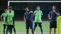 Pelatih Persebaya Surabaya Angel Alfredo Vera tengah memberikan instruksi kepada pemainnya. (Liputan6.com/Dimas Angga P)