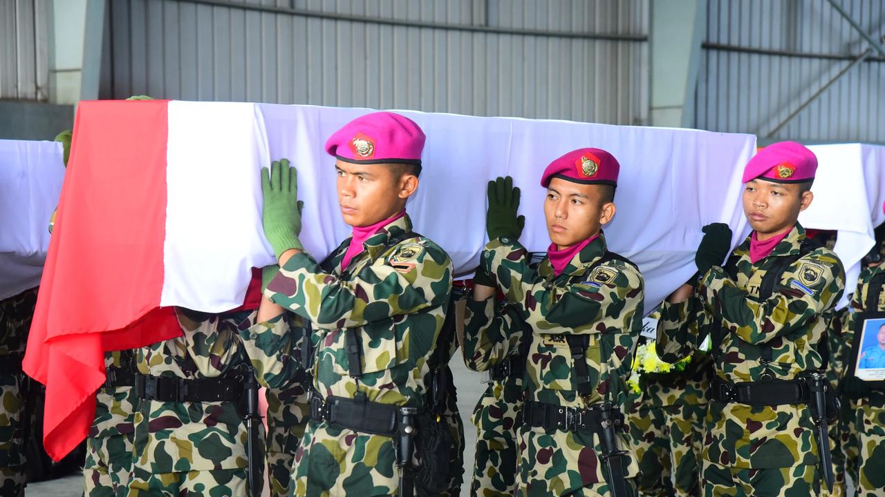 Pangkormar Pimpin Pelepasan Prajurit Marinir yang Gugur saat Longsor Cisarua, TNI AL Beri Penghormatan Militer