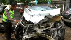 Bangkai mobil Mitsubishi Outlander maut yang telah dibawa petugas ke kantor Polres Jakarta Selatan, Rabu (21/1/2015). (Liputan6.com/Faisal R Syam)