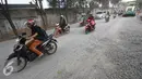 Kendaraan melintasi Jalan TB Simatupang yang berdebu akibat peninggian jalan di Jakarta, Kamis (20/10). Kondisi tersebut menyebabkan pengendara harus lebih berhati-hati karena jarak pandang yang terbatas. (Liputan6.com/Immanuel Antonius) 