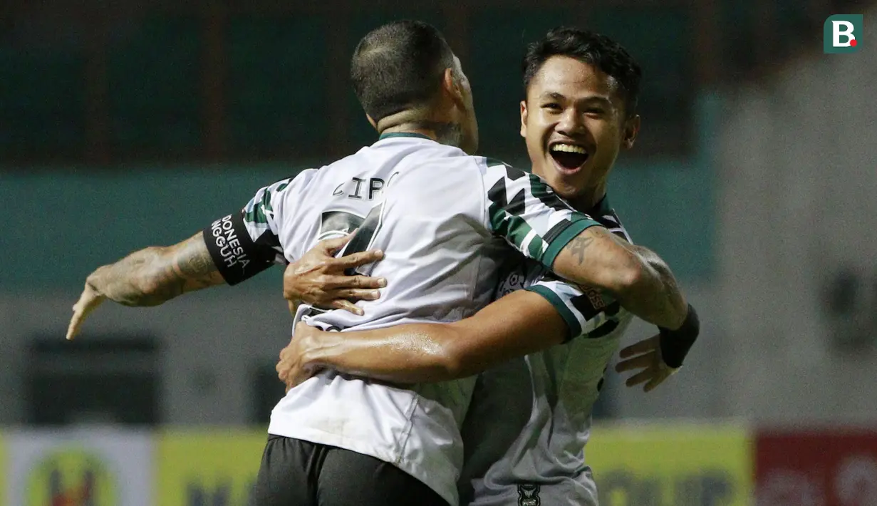 Pemain Persikabo 1973, Dimas Drajad, melakukan selebrasi bersama Ciro Alves usai mencetak gol kedua timnya ke gawang Barito Putera dalam laga pekan ke-4 BRI Liga 1 2021/2022 di Stadion Wibawa Mukti, Cikarang, Kamis (23/9/2021). Persikabo menang 3-0. (Bola.com/M Iqbal Ichsan)